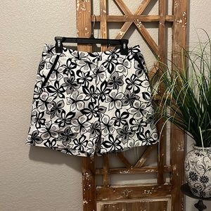 Talbots Black & White Floral 6” Shorts Size 12 Petites, Button & Hook Closure